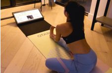 带有高清屏幕和高级教练的OTARI交互式健身运动垫